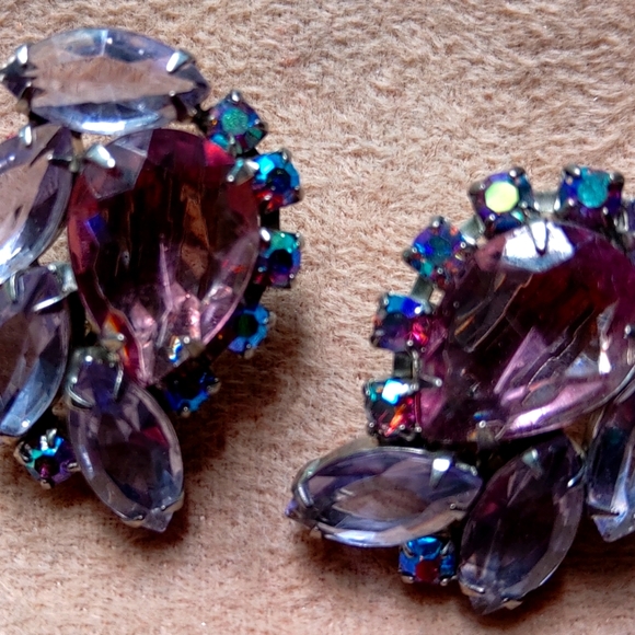 VINTAGE BRILLIANT RARE RHINESTONE ROSE/LILAC AURORA BOREALIS CLIP-ON EARRINGS - Picture 7 of 8